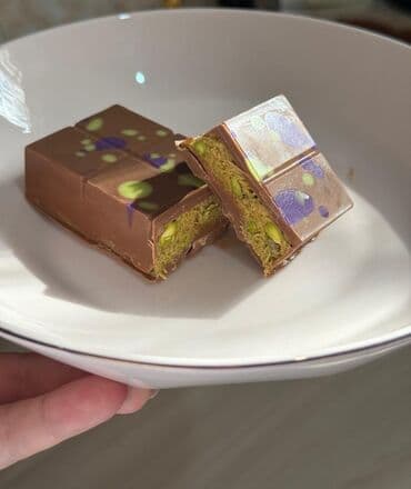 хлебные полки для магазина: Dubai Chocolate Callebaut Sicao — молочный шоколад с кусочками — 2