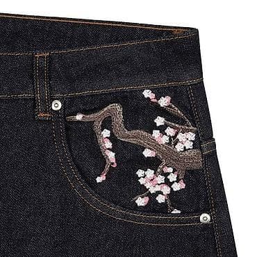 жынса: Джинсы Сакура из плотного тёмно‑синего денима с вышивкой «Сакура». - — 3