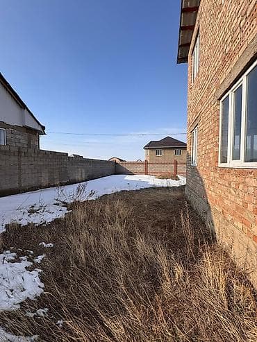 дом пригород: 🔥 СРОЧНО-СРОЧНО ПРОДАЁТСЯ ДОМ С УЧАСТКОМ! 📍 г. Каракол, ул. Элебаева — 4