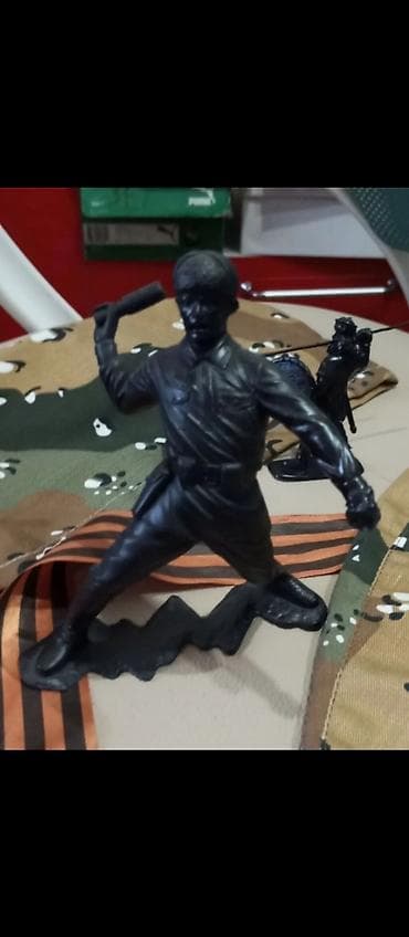 Пластиковая фигурка солдата (игрушечный воин) темно‑серого/черного