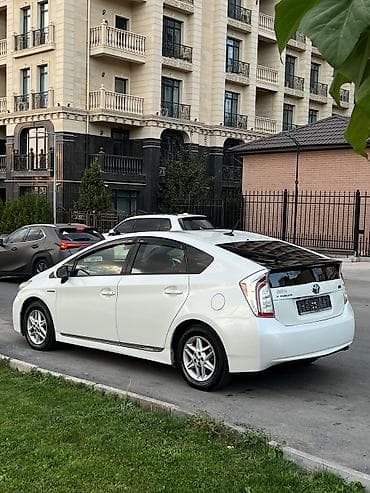 ден сояпина: Toyota Prius: 2015 г., 1.8 л, Вариатор, Гибрид, Хэтчбэк — 4