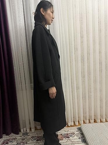 платье прямое: Длинное черное пальто в минималистичном стиле - Крой: свободный — 4