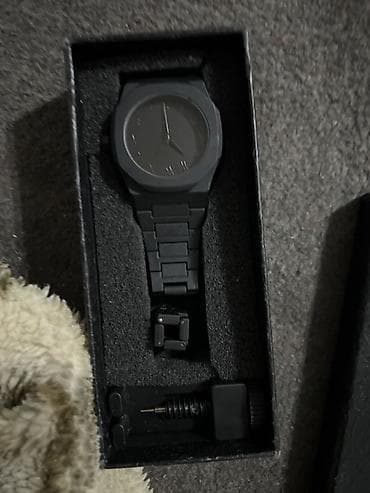 Минималистичные наручные часы в подарочном боксе - Корпус и браслет