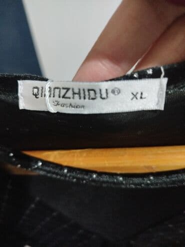 вечернее платье футляр: Платье женское из бархатистого трикотажа в черном цвете с блестящим — 3