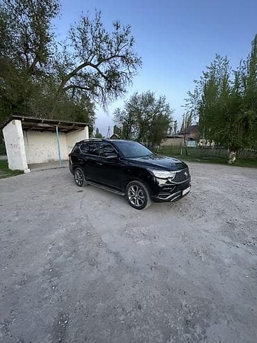 Кроссовер (чёрный цвет) – современный городской SUV с выразительным