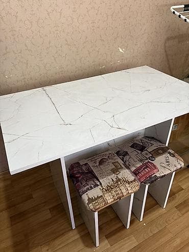 Кухонный стол с четырьмя табуретами. Состояние отличное, покупали пару