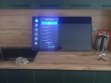 Телевизор Skyworth, диагональ примерно 40–43". Плоская LED-панель — 1