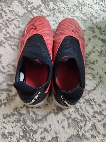 Футбольные бутсы Nike Phantom (модель серии Phantom, логотип Swoosh)