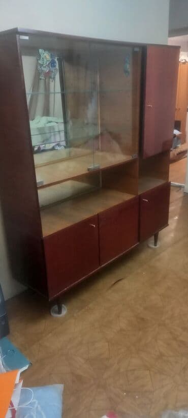 Буфеты: Продаётся сервант Совецкий в хорошим состоянии — 1