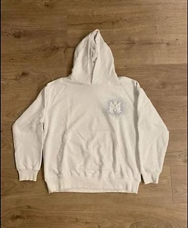 Худи белого цвета с капюшоном и карманом-кенгуру. Плотный трикотаж