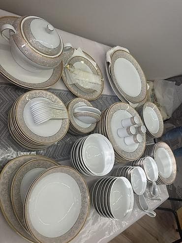 Фарфоровый столовый сервиз с изящным золотым кантом и