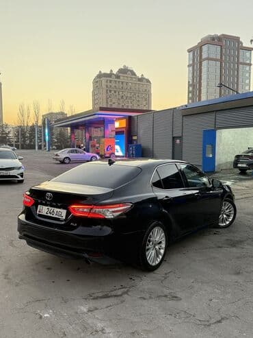 срочно продаю в связи с переездом: Toyota Camry: 2020 г., 2.5 л, Автомат, Бензин, Седан — 4