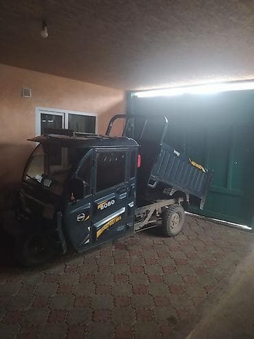Грузовой трицикл BOBO Motors с самосвальным кузовом. Основные
