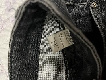 рваные джинсы: Черные джинсы 
Размер 25.
- Посадка: высокая.
- Крой: прямые, широкие — 4