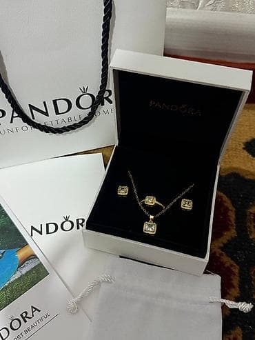 Билериктер: Наборы украшений Pandora в подарочной упаковке. Варианты: 1) Комплект — 2