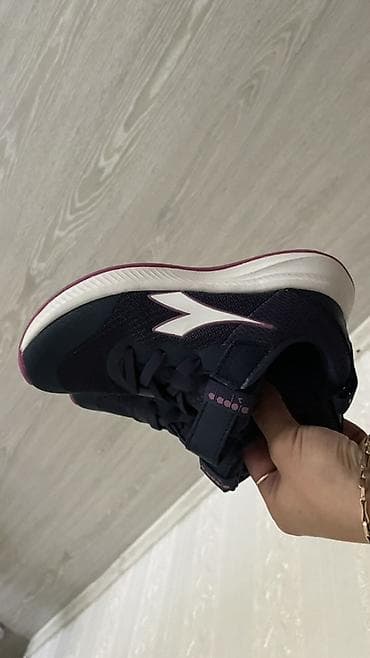 Детская обувь: Детские кроссовки Diadora

28 размер! новые! самовывоз с 10 мкр-на! — 1