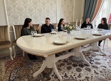 барные стулья столы: Стол для зала, Б/у, Не раскладной, Овальная — 1