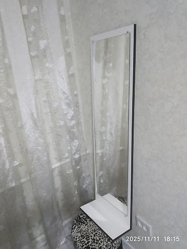 Зеркало с полочкой на стену в полный рост. Высота 1метр. 10 см. Ширина