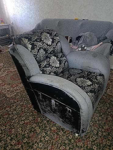 диван кресло продаю: Кресло мягкое, широкое, с высокой спинкой и глубоким сиденьем. - — 1
