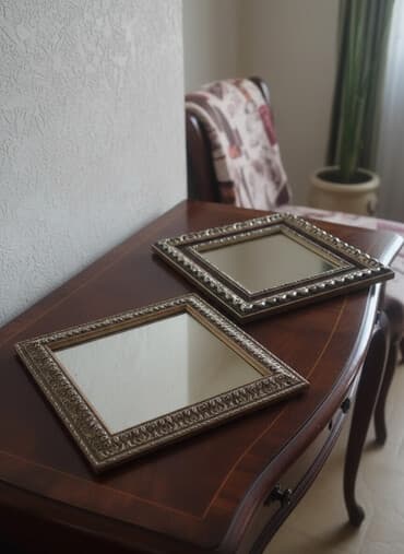 зеркала салон: Набор из двух настенных зеркал в классических декоративных рамах. - — 1