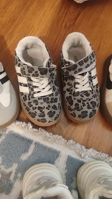 Детская обувь: Детские кеды (парами), два варианта дизайна: - Бело‑серые с черными — 3