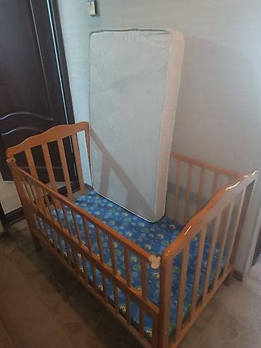 Детская кроватка с матрасом