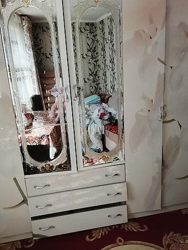 прихожая с зеркалом: Спальный гарнитур в светлой глянцевой отделке с цветочным принтом — 2