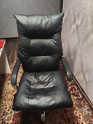 Вешалки: Офисное кресло, Б/у, С колесиками, цвет - Черный, Экокожа, Бесплатная доставка — 1