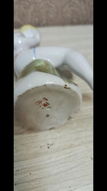 красотка мужской: Фарфоровая статуэтка «Мальчик с божьими коровками». - Материал — 3