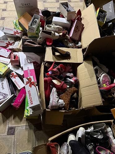 бутсы зальные детские: Продаются коробки с обувью — кроссовки, туфли и разные пары. Всего — 2