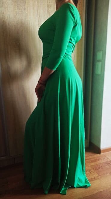 Платье в пол, насыщенно зелёного цвета. Одето один раз. Брала в at lalafo.kg Платье в пол, насыщенно зелёного цвета. Одето один раз. Брала в