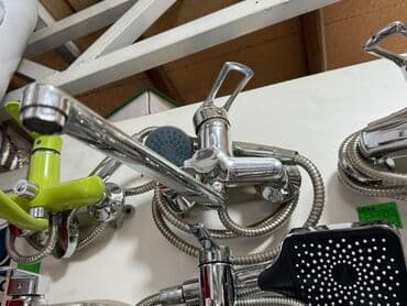 смисители: Хромированный смеситель для ванны с душевой лейкой. Имеет удобный — 1