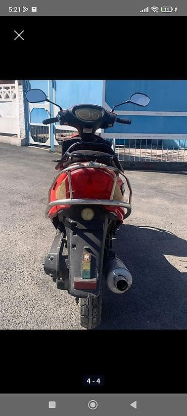 Мотозапчасти и аксессуары: Скутер бензиновый, красный цвет, классический городской дизайн — 2