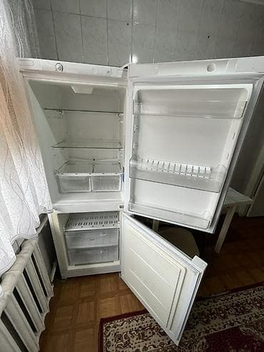 Двухкамерный холодильник Indesit с нижней морозильной камерой — 2