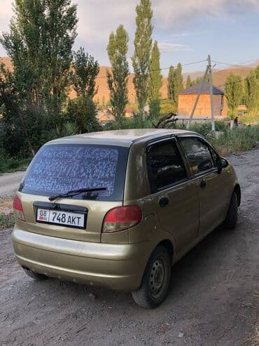 авто зеркала: Автомобиль Daewoo Matiz золотистого цвета, компактный хэтчбек с пятью — 4