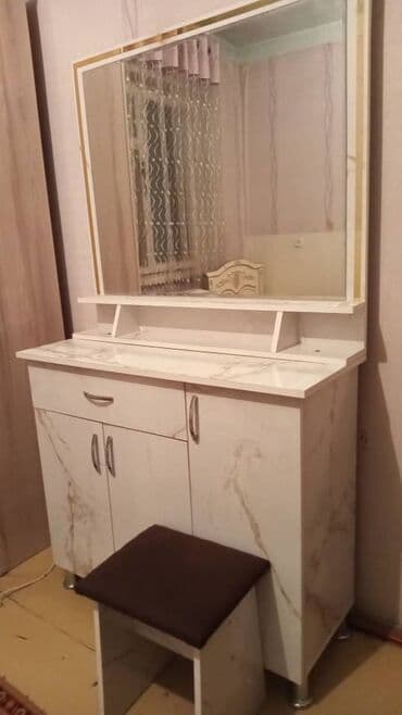 Шкафы: Односпальная кровать с высоким изголовьем и матрасом. Описание: - — 2