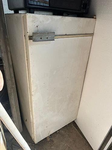 Однокамерный холодильник работает в отличном состоянии просто помыть