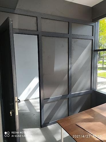 перегородки комнаты: Перегородка с дверью в индустриальном стиле (лофт) - Каркас: металл — 1