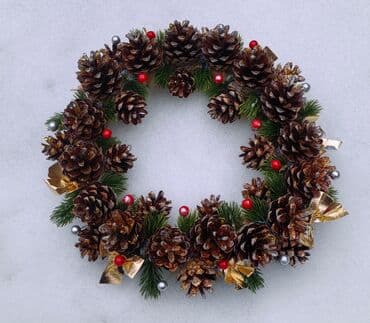 хвойная гирлянда: Новогодние декоративные композиции из шишек и хв<ои - Ручная — 9