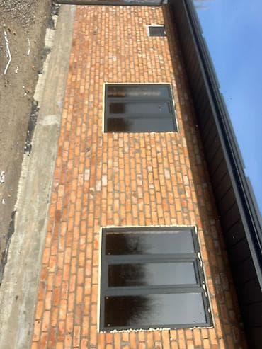 крыша жабам: Окна ПВХ с тёмно‑серым ламинированием (анрацит/графит), установленные — 1