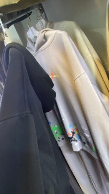 спортивное оборудование: Женский спортивный костюм с худи и прямыми брюками. Особенности: - — 2