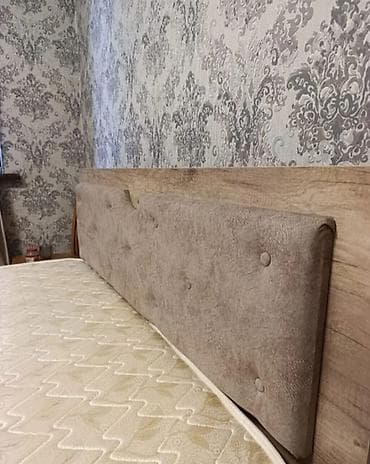 кровать мебель: Двуспальная кровать с мягким изголовьем и матрасом. В ОТЛИЧНОМ — 3