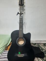 купить гитару шестиструнную: Акустическая гитара 6струн
гриф немножко изогнут на звук не влияет — 2