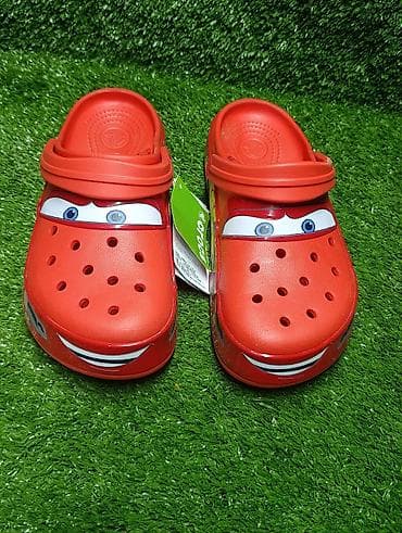 парные кофты: Сабо Crocs с дизайном «Тачки» — Молния Маккуин. - Ярко‑красный цвет — 2