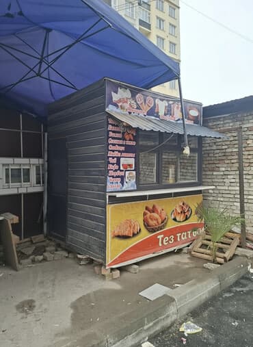 Сүйлөшү жолдору бар ичинде стулдары микравалновка самса бышырчуу печка