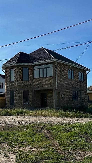 Недвижимость: Продаётся двухэтажный кирпичный дом с эркером. - Материал стен — 2