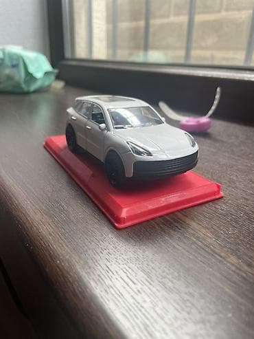 авто чемодан: Игрушечная машинка-миниатюра кроссовера (белый цвет) - Масштабная — 1