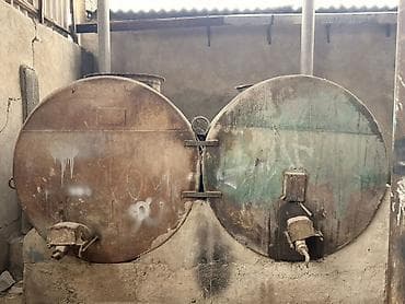 Продаю металлическую ёмкость цилиндрической формы. Объём примерно 3