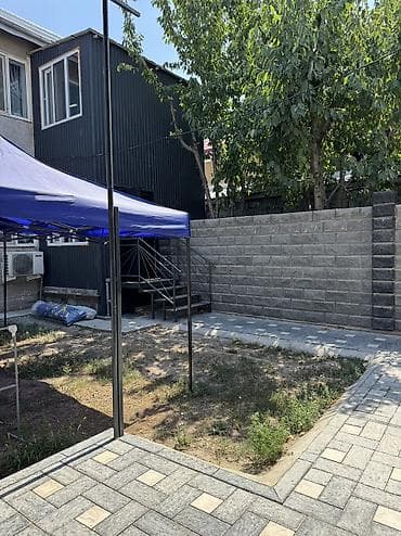 Үйлөр: Продается два дома на одном участке, первый дом полуподвальный а — 6
