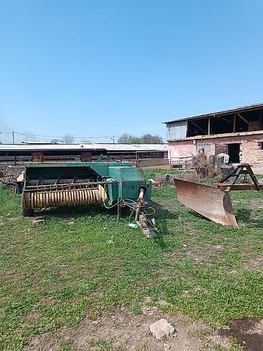 Тюкопресc-подборщик John Deere (похоже на линейку малых прямоугольных — 5